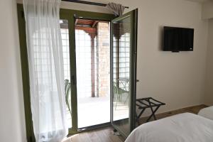 Un televizor și/sau centru de divertisment la Hotel Alos