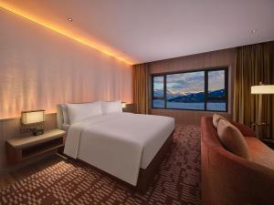 Una cama o camas en una habitación de Hilton Altay Hemu 34 fotos más