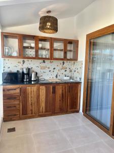 Η κουζίνα ή μικρή κουζίνα στο Adiya Home Next to Ferry & Forodhani Stone-town