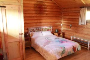 Una cama o camas en una habitación de Cabañas en los Árboles de Extremadura