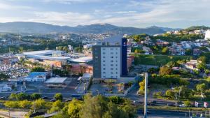 uma vista aérea de uma cidade com um edifício em Comfort Inn Tegucigalpa em Tegucigalpa