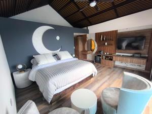 Ένα ή περισσότερα κρεβάτια σε δωμάτιο στο La Colina Resort SAS +22 φωτογραφίες