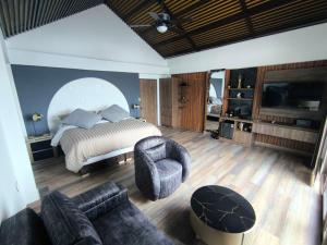 Μια τηλεόραση ή/και κέντρο ψυχαγωγίας στο La Colina Resort SAS