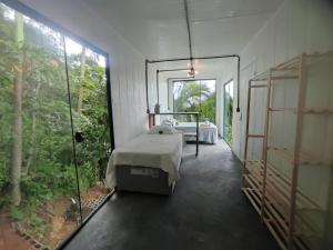 Un dormitorio con una cama y una puerta de cristal. en Morada do Altíssimo, en Florianópolis 8 fotos más