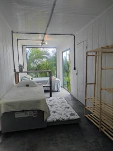 Un dormitorio con una cama grande y una ventana. en Morada do Altíssimo, en Florianópolis