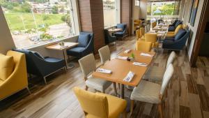 um restaurante com mesas e cadeiras e uma janela em Comfort Inn Tegucigalpa em Tegucigalpa