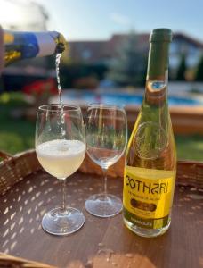 Dos copas de vino blanco están sobre una mesa. en Apartment with garage and garden, 