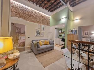 Erbe12 loft&park historic apartment centro città في جينوا: غرفة معيشة بها أريكة وطاولة
