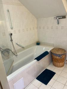 baño con bañera blanca y alfombra azul en Apartment with garage and garden,  14 fotos más