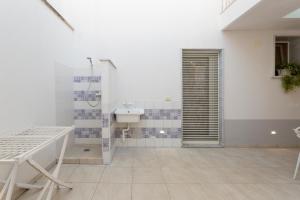 玛丽娜迪曼卡维萨A Pochi Metri Dal Mare Seminterrato的带水槽和马桶的浴室 更多44张照片