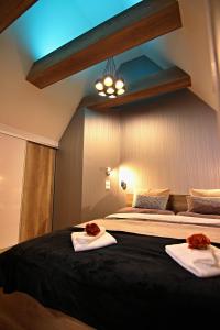 タトランスカ・ロムニツァにあるApartment Lunaのベッドルーム1室(ベッド2台、タオル付)