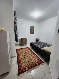 Giường trong phòng chung tại Ap térreo no coração de Boituva