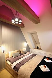 タトランスカ・ロムニツァにあるApartment Lunaの紫色の天井のベッドルーム1室(大型ベッド1台付)