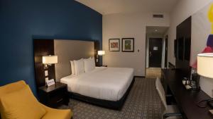 um quarto de hotel com uma cama e uma cadeira em Comfort Inn Tegucigalpa em Tegucigalpa