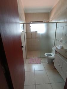 a bathroom with a shower and a toilet at Apartamento Centro à 100 metros da Praça da Matriz in Boituva