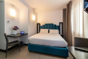 Una cama o camas en una habitación de Hotiday Napoli Porto