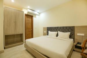Ένα ή περισσότερα κρεβάτια σε δωμάτιο στο Hotel Melano Ambala Chandigarh Rd Zirakpur SkyJumper park +41 φωτογραφίες
