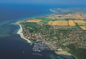 eine Luftaufnahme einer kleinen Insel im Wasser in der Unterkunft Ferienwohnung Möwe in Schönberg