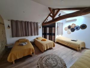 En eller flere senge i et værelse på Gîte La Ferme Du Mesnil