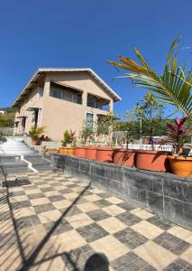 PurandharBFMS Villa, Royal Purandar的周围有很多植物的建筑