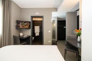 Una cama o camas en una habitación de Hotiday Napoli Porto