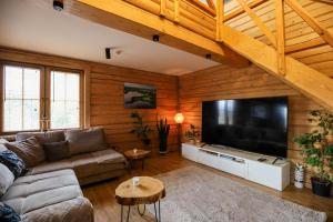 un soggiorno con una grande TV a schermo piatto di U Henia a Potrzanowo