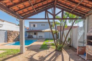 Hồ bơi trong/gần Casa com Piscina e Churrasqueira no Parque Fehr