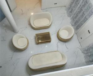 un baño con 3 aseos en un suelo de mármol en Douce vie, en Cotonou 13 fotos más