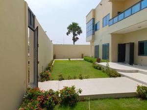 科托努Douce vie的庭院,有院子的建筑