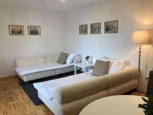 uma sala de estar com dois sofás e uma mesa em Apartma Tinkara em Bled