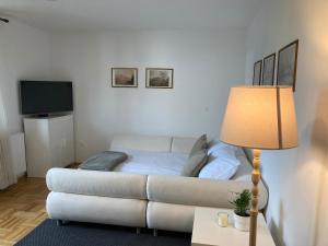 uma sala de estar com um sofá e uma cama em Apartma Tinkara em Bled