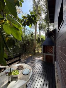 een tafel op een houten terras met een grill bij Casa Azul in Mar de las Pampas