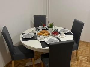 uma mesa branca com um prato de comida em Apartma Tinkara em Bled mais 22 fotografias