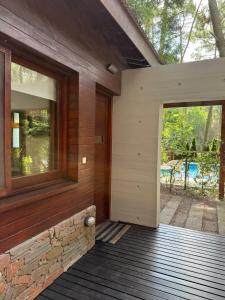 een buitenuitzicht op een huis met een deur en ramen bij Casa Azul in Mar de las Pampas +3 foto's