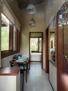 een gang met een tafel en een badkuip bij Casa Azul in Mar de las Pampas