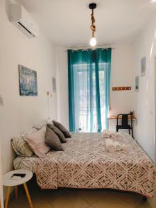 罗扎诺Casa Aurora Rozzano - Humanitas e Forum Assago的卧室在窗户前配有一张大床