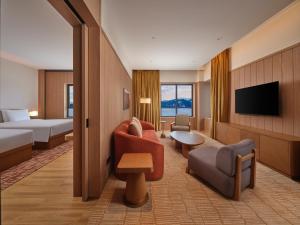 Una televisión o centro de entretenimiento en Hilton Altay Hemu