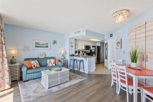 Η κουζίνα ή μικρή κουζίνα στο Breathtaking Oceanfront 10th Floor 1BR! Roxanne Towers 1004