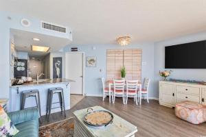 Μια τηλεόραση ή/και κέντρο ψυχαγωγίας στο Breathtaking Oceanfront 10th Floor 1BR! Roxanne Towers 1004