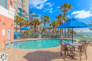 Πισίνα στο ή κοντά στο Breathtaking Oceanfront 10th Floor 1BR! Roxanne Towers 1004
