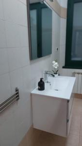 un bagno con un lavandino bianco e uno specchio di Casa Mamus 2 a Pescara