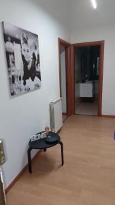 un soggiorno con tavolo al centro di una camera di Casa Mamus 2 a Pescara