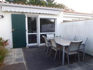 En terrasse eller udendørsområde på Le Repos Marin