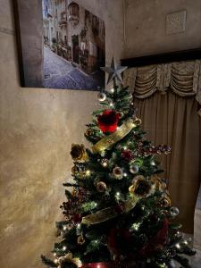 a christmas tree with ornaments and a star at Nina in Siġġiewi