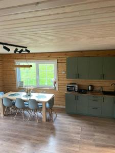 KupiškisSodyba vienkiemyje "Šeimos slėnis"的厨房兼餐厅，配有桌椅