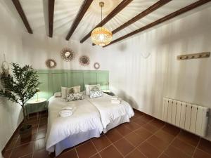 Ένα ή περισσότερα κρεβάτια σε δωμάτιο στο MASÍA de SAN JUAN CASA NÚMERO 1 en Castillo con piscina y Aire Acondicionado +43 φωτογραφίες