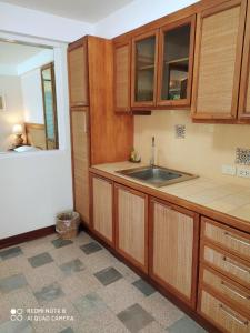 Η κουζίνα ή μικρή κουζίνα στο อัมพวาริเวอร์วิว Amphawa River View