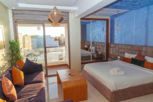 Una cama o camas en una habitación de Puerto Marina APARTHOTEL