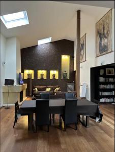 salon z kanapą i stołem w obiekcie Chambre avec salle de bain et terrasse dans un maison chaleureuse w mieście Nanterre