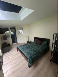 Voodi või voodid majutusasutuse Chambre avec salle de bain et terrasse dans un maison chaleureuse toas